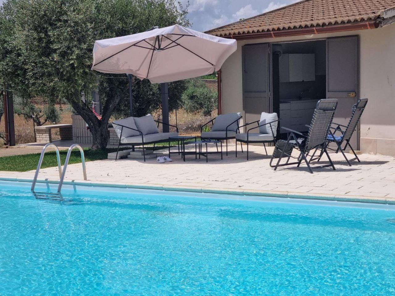 Accogliente Villa Con Piscina Калтаджироне Екстериор снимка