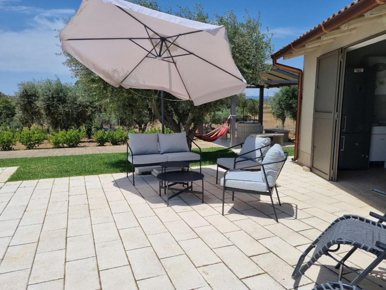 Accogliente Villa Con Piscina Калтаджироне Екстериор снимка
